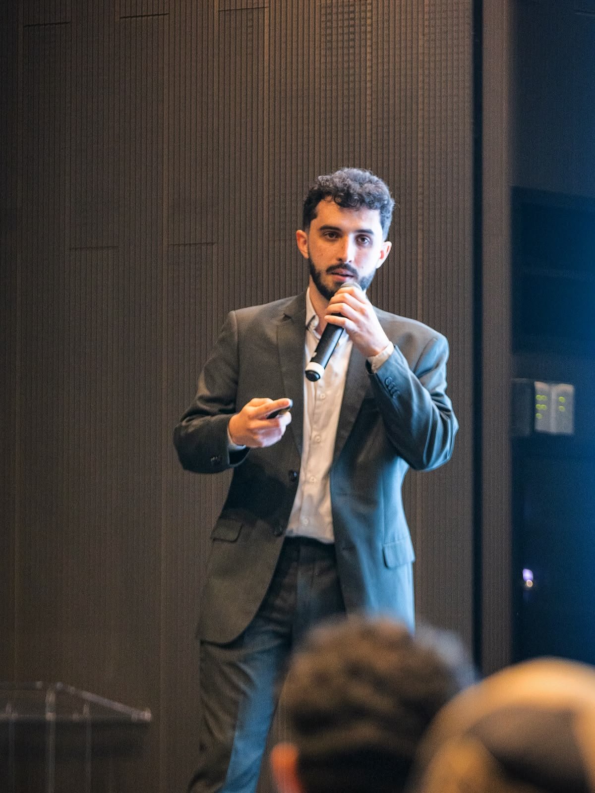 Mentor Aventus palestrando em evento